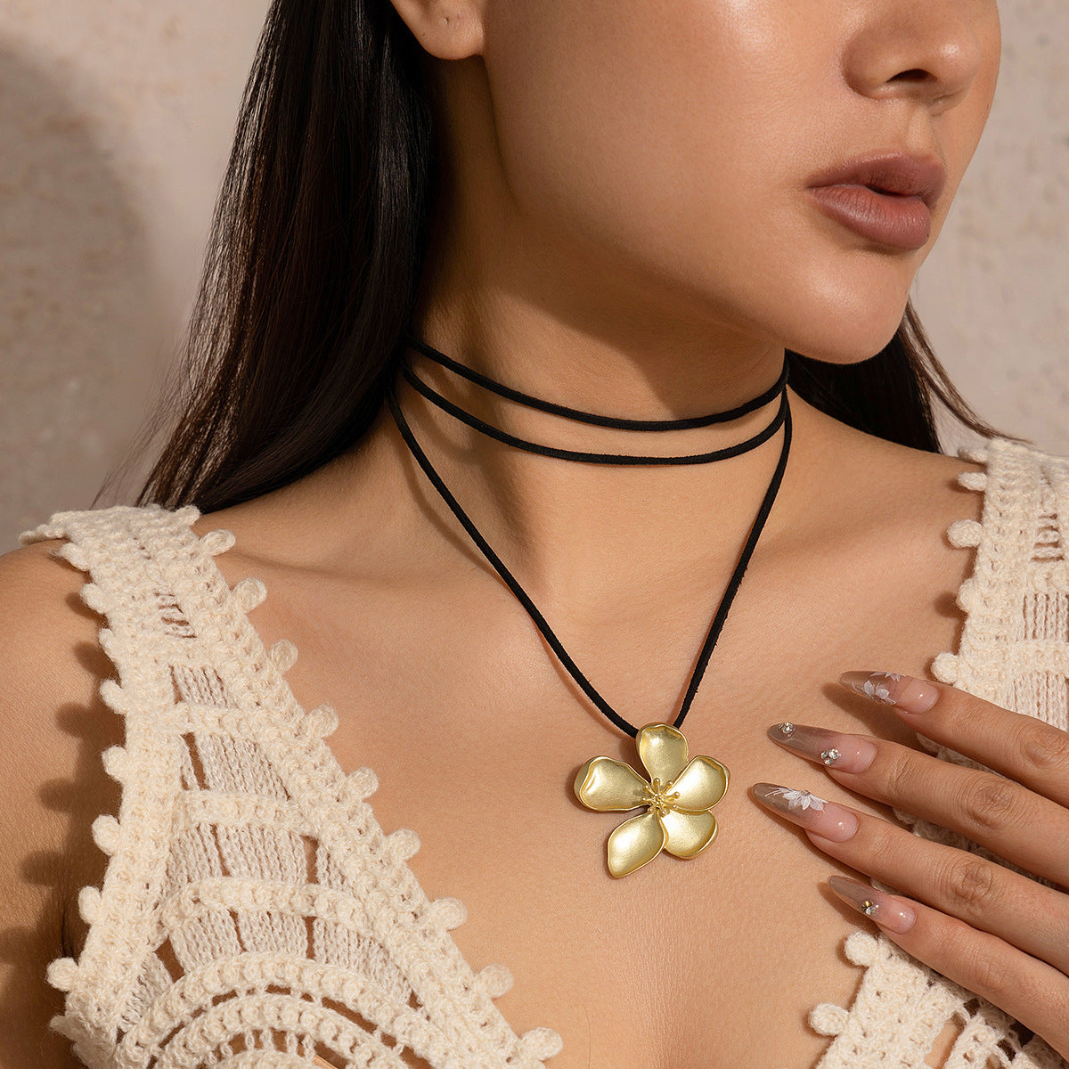 Fashion metal five petal flower pendant wrapped around neck chain, feminine necklace set