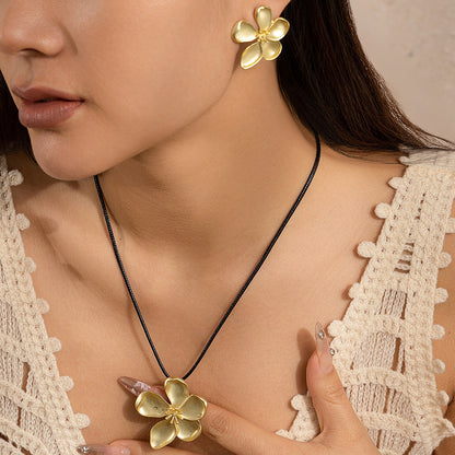 Fashion metal five petal flower pendant wrapped around neck chain, feminine necklace set